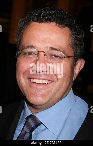 Jeffrey Toobin nimmt an einer Einweihungsfeier Teil, um der US-Post bei der Ausgabe der Jury Duty Social Awareness 41-Cent-Briefmarke zu helfen und den Jury Appreciation Day am 12. September 2007 im New York County Courthouse in New York City zu feiern. Foto: Henry McGee/MediaPunch Stockfoto