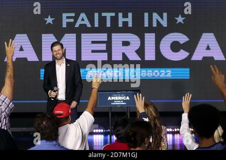 Raleigh, North Carolina, USA. Oktober 2020. ERIC TRUMP, Sohn von Präsident Donald Trump, reagiert auf Unterstützer, die während der Evangelicals for Trump: Praise, Prayer and Patriotism-Sendung˜vier weitere Jahre' in der RFA-Kirche in Raleigh, NC, jagen. Quelle: Bob Karp/ZUMA Wire/Alamy Live News Stockfoto