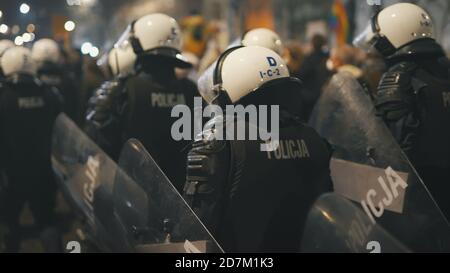 Warschau, Polen 23.10.2020 - Protest gegen die Abtreibungsgesetze Polens. Polizei in voller Uniform mit Schilden, die den Zugang zum Haus von kaczynski blockieren. Hochwertige Fotos Stockfoto