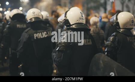 Warschau, Polen 23.10.2020 - Protest gegen die Abtreibungsgesetze Polens. Polizei in voller Uniform mit Schilden, die den Zugang zum Haus von kaczynski blockieren. Hochwertige Fotos Stockfoto