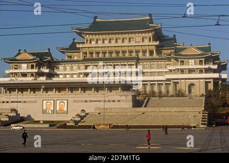 Pjöngjang, Nordkorea - 09. November 2018: Grand People Study House in Kim Il Sung Square Capital City in Pjöngjang, Nordkorea. Stockfoto