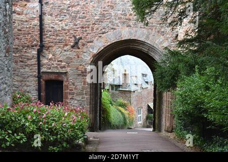 Dunster ist eine ehemalige motte und bailey Burg jetzt ein Landhaus in Somerset England. Seit angelsächsischer Zeit befestigt ist es auf dem steilen Hügel Tor Stockfoto