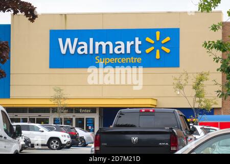 StoreFront Walmart Supercenter mit Autos auf dem Parkplatz. Maple Ridge, B. C., Kanada. Stockfoto