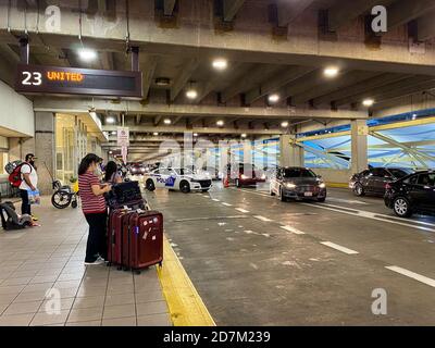 Orlando, FL/USA - 10/4/20: Menschen warten darauf, am Ankunftsbereich des Orlando International Airport MCO in Orlando, Florida abgeholt zu werden Stockfoto