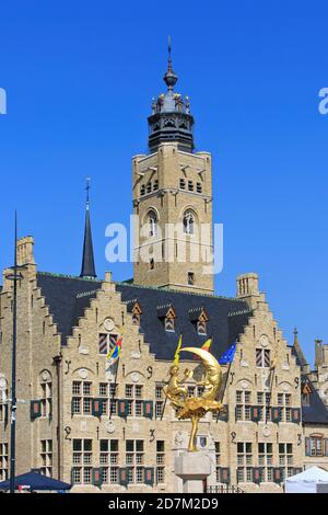 Statue 't Manneke uit de Mane - Mann vom Mond (1978) von Adhemar Vandroemme auf dem Marktplatz in Diksmuide (Westflandern), Belgien Stockfoto