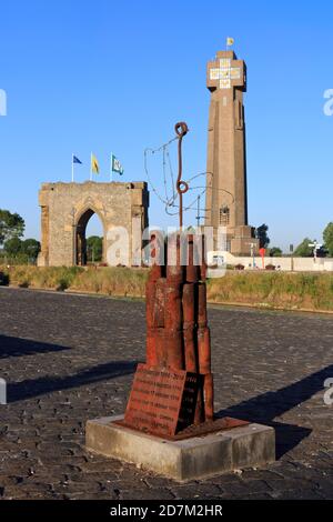 Die Gedenkstätte Via Dolorosa in der Nähe des Yser Turms und des Friedenstors, die an den Soldaten erinnert, die im Ersten Weltkrieg an der Yser Front in Diksmuide, Belgien, getötet wurden Stockfoto