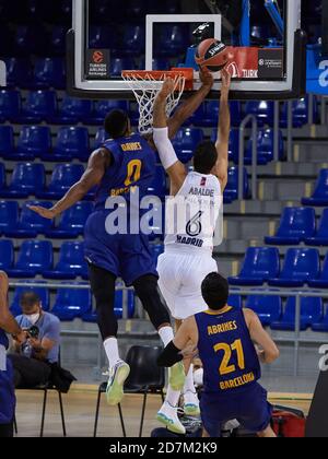 Barcelona, Spanien. Oktober 2020. Brandon Davies vom FC Barcelona im Einsatz mit Alberto Abalde von Real Madrid während des EuroLeague-Spiels der Turkish Airlines zwischen dem FC Barcelona und Real Madrid im Palau Blaugrana am 23. Oktober 2020 in Barcelona, Spanien. Bild: Dax Images/Alamy Live News Stockfoto