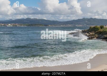 Meer ​​against die Felsen im Norden Spaniens in Frühling an einem sonnigen Tag Stockfoto