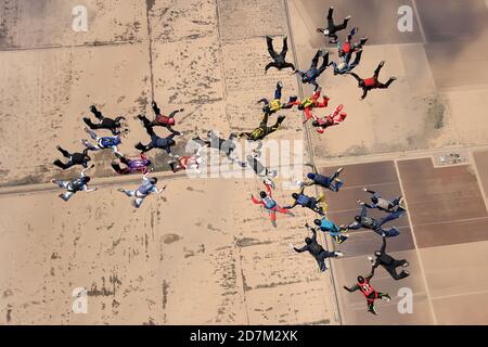 Eloy, Arizona, Usa. Eine Gruppe Fallschirmspringer springen aus einem Trainingsflugzeug, um den südamerikanischen Rekord zu brechen. Stockfoto