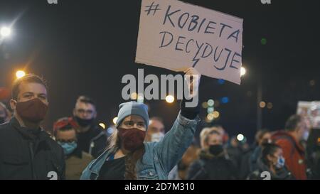 Warschau, Polen 23.10.2020 - Protest gegen Polens Abtreibungsgesetze - Frau entscheidet Banner in Menschenmenge. Hochwertige Fotos Stockfoto