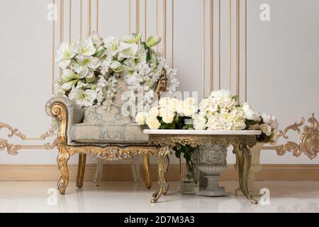 Luxuriöse vintage Interieur in der aristokratischen Stil mit eleganten Sessel und Blumen. Retro, Klassiker. Stockfoto