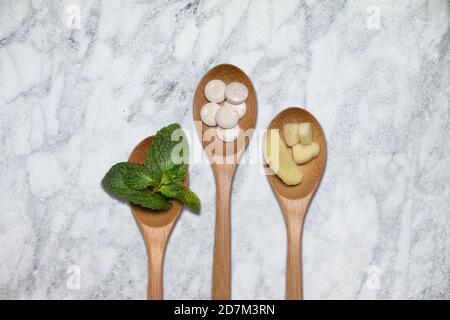 Ingwer, Vitamin und Kräuter sind natürliche Inhaltsstoffe zur Bekämpfung von Erkältungs- und Grippeviren. Gesunde Zutaten für Heilmittel zu Hause. Stockfoto