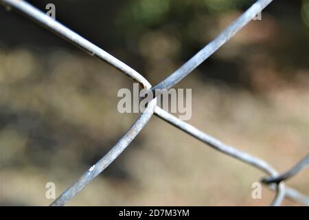 Verrostete Drahtnetze aus nächster Nähe. Metalldrähte für Gartenzäune abgedeckt. Bursa Mudanya, Türkei. Stockfoto