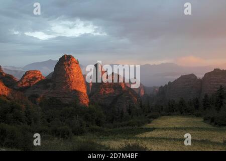 Sandsteinformationen und Weizenfelder bei Sonnenaufgang, Kanbula, Provinz Qinghai, China 31. August 2011 Stockfoto