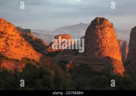 Sandsteinformationen bei Sonnenaufgang, Kanbula, Provinz Qinghai, China 31. August 2011 Stockfoto