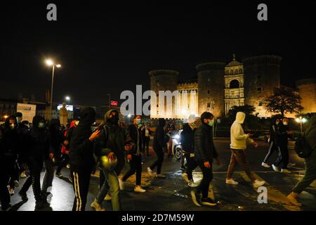 Neapel, KAMPANIEN, ITALIEN. Oktober 2020. 23/10/2020 Neapel, die Neapolitaner bei der Auslösung der Ausgangssperre durch den Gouverneur Vincenzo De Luca Aufständischen und Tausende von Menschen auf die Straßen und Handgemenge brechen mit der Polizei Credit: Fabio Sasso/ZUMA Wire/Alamy Live News Stockfoto