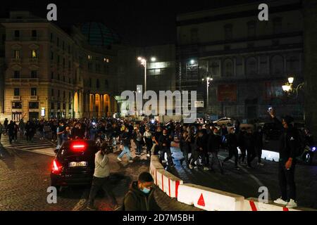 Neapel, KAMPANIEN, ITALIEN. Oktober 2020. 23/10/2020 Neapel, die Neapolitaner bei der Auslösung der Ausgangssperre durch den Gouverneur Vincenzo De Luca Aufständischen und Tausende von Menschen auf die Straßen und Handgemenge brechen mit der Polizei Credit: Fabio Sasso/ZUMA Wire/Alamy Live News Stockfoto