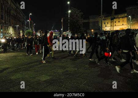 Neapel, KAMPANIEN, ITALIEN. Oktober 2020. 23/10/2020 Neapel, die Neapolitaner bei der Auslösung der Ausgangssperre durch den Gouverneur Vincenzo De Luca Aufständischen und Tausende von Menschen auf die Straßen und Handgemenge brechen mit der Polizei Credit: Fabio Sasso/ZUMA Wire/Alamy Live News Stockfoto