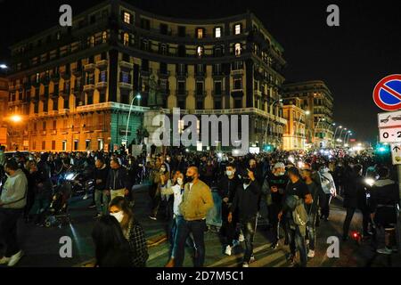 Neapel, KAMPANIEN, ITALIEN. Oktober 2020. 23/10/2020 Neapel, die Neapolitaner bei der Auslösung der Ausgangssperre durch den Gouverneur Vincenzo De Luca Aufständischen und Tausende von Menschen auf die Straßen und Handgemenge brechen mit der Polizei Credit: Fabio Sasso/ZUMA Wire/Alamy Live News Stockfoto