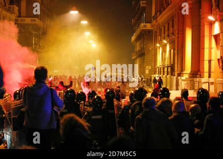 Neapel, KAMPANIEN, ITALIEN. Oktober 2020. 23/10/2020 Neapel, die Neapolitaner bei der Auslösung der Ausgangssperre durch den Gouverneur Vincenzo De Luca Aufständischen und Tausende von Menschen auf die Straßen und Handgemenge brechen mit der Polizei Credit: Fabio Sasso/ZUMA Wire/Alamy Live News Stockfoto