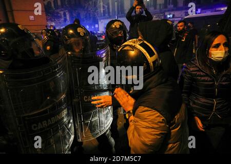 Neapel, KAMPANIEN, ITALIEN. Oktober 2020. 23/10/2020 Neapel, die Neapolitaner bei der Auslösung der Ausgangssperre durch den Gouverneur Vincenzo De Luca Aufständischen und Tausende von Menschen auf die Straßen und Handgemenge brechen mit der Polizei Credit: Fabio Sasso/ZUMA Wire/Alamy Live News Stockfoto