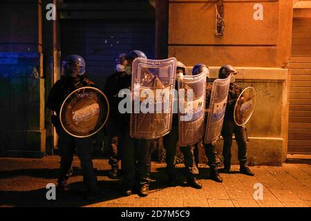 Neapel, KAMPANIEN, ITALIEN. Oktober 2020. 23/10/2020 Neapel, die Neapolitaner bei der Auslösung der Ausgangssperre durch den Gouverneur Vincenzo De Luca Aufständischen und Tausende von Menschen auf die Straßen und Handgemenge brechen mit der Polizei Credit: Fabio Sasso/ZUMA Wire/Alamy Live News Stockfoto