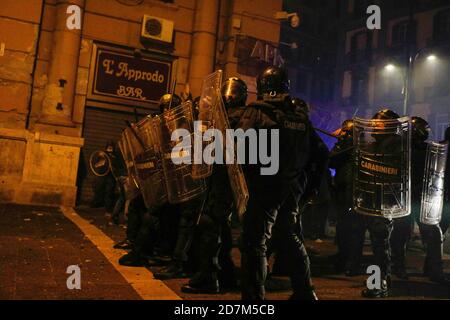 Neapel, KAMPANIEN, ITALIEN. Oktober 2020. 23/10/2020 Neapel, die Neapolitaner bei der Auslösung der Ausgangssperre durch den Gouverneur Vincenzo De Luca Aufständischen und Tausende von Menschen auf die Straßen und Handgemenge brechen mit der Polizei Credit: Fabio Sasso/ZUMA Wire/Alamy Live News Stockfoto