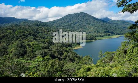 Schöne Aussicht auf den Bergsee in Bali Stockfoto