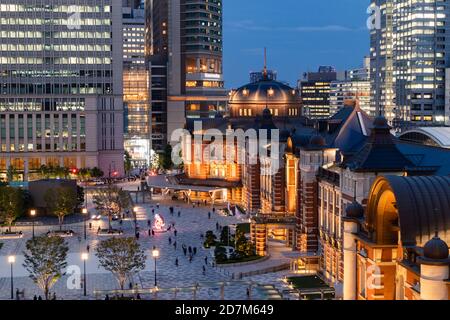 Blick auf den Bahnhof Tokio während der blauen Stunde. Stockfoto