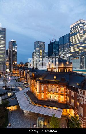 Blick auf den Bahnhof Tokio während der blauen Stunde. Stockfoto