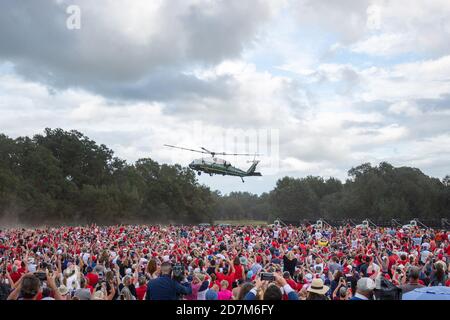 Villages, Florida, USA. 23. Oktober 2020: Der Presidents-Hubschrauber Marine One landet bei der Make America Great Again Campaign Rally mit Präsident Donald J. Trump am 23. Oktober 2020 in den Villages, Florida. Quelle: Cory Knowlton/ZUMA Wire/Alamy Live News Stockfoto