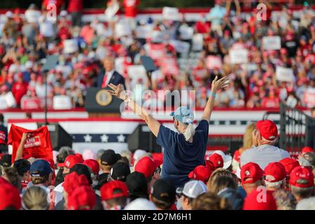 Villages, Florida, USA. 23. Oktober 2020: Eine Trump-Unterstützerin zeigt ihre Zustimmung bei der Make America Great Again Campaign Rally mit Präsident Donald J. Trump am 23. Oktober 2020 in The Villages, Florida. Quelle: Cory Knowlton/ZUMA Wire/Alamy Live News Stockfoto