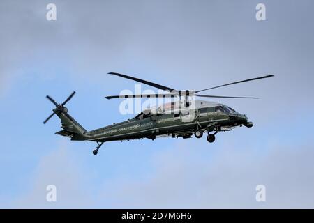 Villages, Florida, USA. 23. Oktober 2020: Der Presidents-Hubschrauber Marine One landet bei der Make America Great Again Campaign Rally mit Präsident Donald J. Trump am 23. Oktober 2020 in den Villages, Florida. Quelle: Cory Knowlton/ZUMA Wire/Alamy Live News Stockfoto