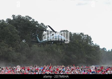 Villages, Florida, USA. 23. Oktober 2020: Der Presidents-Hubschrauber Marine One landet bei der Make America Great Again Campaign Rally mit Präsident Donald J. Trump am 23. Oktober 2020 in den Villages, Florida. Quelle: Cory Knowlton/ZUMA Wire/Alamy Live News Stockfoto