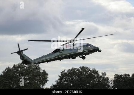 Villages, Florida, USA. 23. Oktober 2020: Der Presidents-Hubschrauber Marine One landet bei der Make America Great Again Campaign Rally mit Präsident Donald J. Trump am 23. Oktober 2020 in den Villages, Florida. Quelle: Cory Knowlton/ZUMA Wire/Alamy Live News Stockfoto