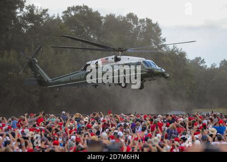 Villages, Florida, USA. 23. Oktober 2020: Der Presidents-Hubschrauber Marine One landet bei der Make America Great Again Campaign Rally mit Präsident Donald J. Trump am 23. Oktober 2020 in den Villages, Florida. Quelle: Cory Knowlton/ZUMA Wire/Alamy Live News Stockfoto