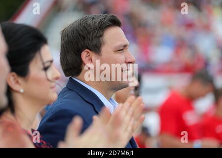 Villages, Florida, USA. 23. Oktober 2020: Florida Gouverneur RON DESANTIS kommt bei der Make America Great Again Campaign Rally mit Präsident Donald J. Trump am 23. Oktober 2020 in den Dörfern, Florida, an. Quelle: Cory Knowlton/ZUMA Wire/Alamy Live News Stockfoto