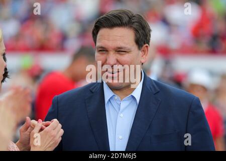 Villages, Florida, USA. 23. Oktober 2020: Florida Gouverneur RON DESANTIS kommt bei der Make America Great Again Campaign Rally mit Präsident Donald J. Trump am 23. Oktober 2020 in den Dörfern, Florida, an. Quelle: Cory Knowlton/ZUMA Wire/Alamy Live News Stockfoto