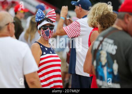 Villages, Florida, USA. 23. Oktober 2020: Trump-Anhänger zeigen ihre Unterstützung bei der Make America Great Again Campaign Rally mit Präsident Donald J. Trump am 23. Oktober 2020 in The Villages, Florida. Quelle: Cory Knowlton/ZUMA Wire/Alamy Live News Stockfoto