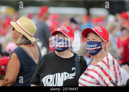 Villages, Florida, USA. 23. Oktober 2020: Trump-Anhänger zeigen ihre Unterstützung bei der Make America Great Again Campaign Rally mit Präsident Donald J. Trump am 23. Oktober 2020 in The Villages, Florida. Quelle: Cory Knowlton/ZUMA Wire/Alamy Live News Stockfoto