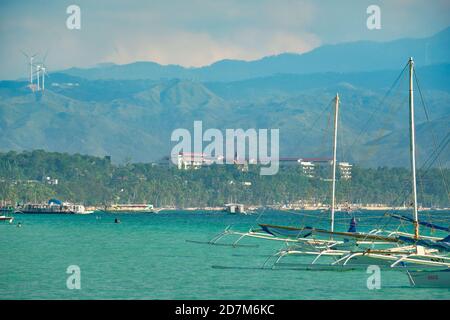 Boracay, Philippinen - 29. Januar 2020: Weißer Strand der Insel Boracay. Touristen gehen am Strand entlang und schwimmen im Meer. Einige Tage vor dem Ausbruch Stockfoto