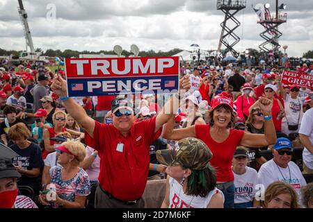 Villages, Florida, USA. 23. Oktober 2020: Trump-Anhänger zeigen ihre Unterstützung bei der Make America Great Again Campaign Rally mit Präsident Donald J. Trump am 23. Oktober 2020 in The Villages, Florida. Quelle: Cory Knowlton/ZUMA Wire/Alamy Live News Stockfoto