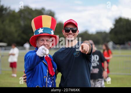 Villages, Florida, USA. 23. Oktober 2020: Trump-Anhänger zeigen ihre Unterstützung bei der Make America Great Again Campaign Rally mit Präsident Donald J. Trump am 23. Oktober 2020 in The Villages, Florida. Quelle: Cory Knowlton/ZUMA Wire/Alamy Live News Stockfoto