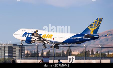 Oct 9, 2020 San Jose / CA / USA - Atlas Air Flugzeuge landen in South San Francisco Bay Area; Atlas Air, Inc. Ist eine Frachtfluggesellschaft, Passagier Charter ai Stockfoto