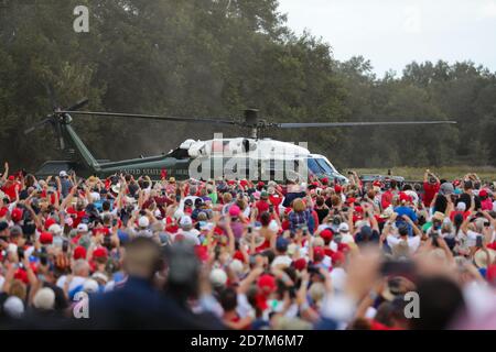 Villages, Florida, USA. 23. Oktober 2020: Der Presidents-Hubschrauber Marine One landet bei der Make America Great Again Campaign Rally mit Präsident Donald J. Trump am 23. Oktober 2020 in den Villages, Florida. Quelle: Cory Knowlton/ZUMA Wire/Alamy Live News Stockfoto