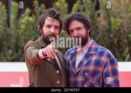 Rom, Italien. Oktober 2020. Die italienischen Regisseure Damiano und Fabio D'Innocenzo besuchen den roten Teppich des neunten Tages des Rome Film Fest 2020. (Foto von Matteo Nardone/Pacific Press) Quelle: Pacific Press Media Production Corp./Alamy Live News Stockfoto