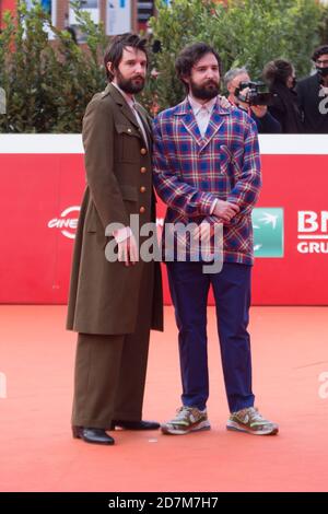 Rom, Italien. Oktober 2020. Die italienischen Regisseure Damiano und Fabio D'Innocenzo besuchen den roten Teppich des neunten Tages des Rome Film Fest 2020. (Foto von Matteo Nardone/Pacific Press) Quelle: Pacific Press Media Production Corp./Alamy Live News Stockfoto