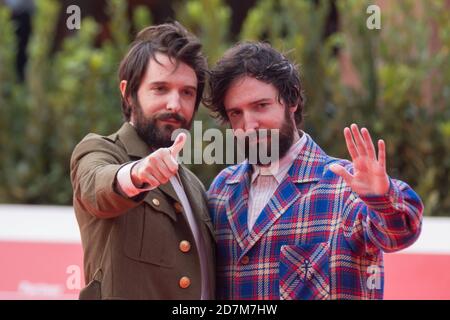 Rom, Italien. Oktober 2020. Die italienischen Regisseure Damiano und Fabio D'Innocenzo besuchen den roten Teppich des neunten Tages des Rome Film Fest 2020. (Foto von Matteo Nardone/Pacific Press) Quelle: Pacific Press Media Production Corp./Alamy Live News Stockfoto