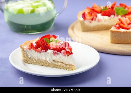 Hausgemachter Pfirsich-Käsekuchen, Beerentee-Tasse, Stück Kuchen Stockfoto