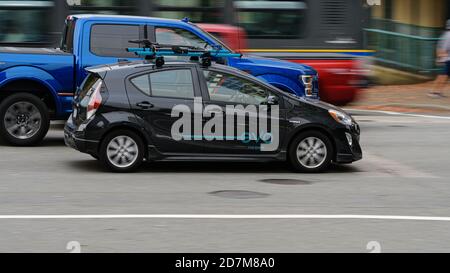 Vancouver, British Columbia, Kanada. Oktober 2020. Ein Toyota Prius Hybridfahrzeug, das BCAA's Evo Car Share Service im Verkehr auf Vancouver's West Broadway am Donnerstag, 1. Oktober 2020 gehört. Der Broadway-Korridor wird die Route der nächsten Erweiterung des Skytrain-Schnelltransitsystems der Region sein. Quelle: Bayne Stanley/ZUMA Wire/Alamy Live News Stockfoto